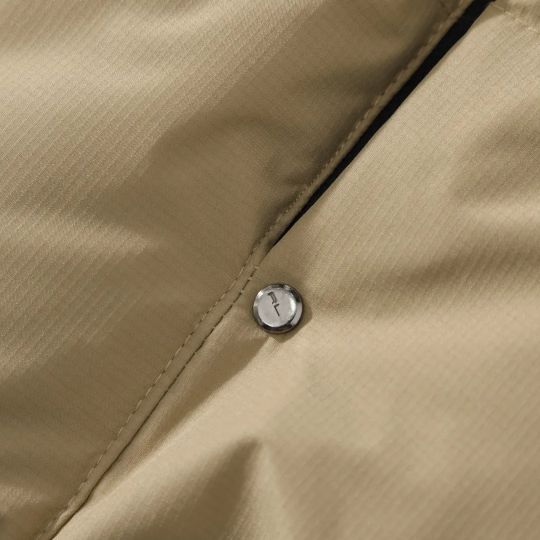 P680 #R58 Ralph Lauren/Ralph Lauren classic new down jacket jacket with detachable hood extra thick plush down jacket men's top "Thousands of stitches of electric embroidery, the logo is like a work of art" The imported Barudan embroidery machine is used to carve the classic polo logo with precision electric embroidery technology. Each letter is full and three-dimensional, with clear details, making it the "most expensive embroidered logo" on the down jacket, highlighting its extraordinary status. "75% national standard high-quality white duck down, light and heat-locking" is filled with 75% high-quality white duck down, which is light and pressure-free, but has excellent warmth retention. After compression, it can quickly rebound and become fluffy, say goodbye to bloat, embrace unburdened warmth, and face the cold winter without timidity. "Technical fabrics that protect against cold and wind and rain" · Long-lasting fluffy and non-stiffening, consistent thermal performance · 400T high-density gallbladder + pinhole retraction technology, completely say goodbye to velvet · Windproof and waterproof matte fabric with adjustable hem, easy to deal with bad weather "Five colors come together to interpret diverse styles" · White: pure first snow, fresh and versatile · Black: classic without limits, calm and atmospheric · Navy blue: low-key and elegant, suitable for both business and leisure · Sky blue: bright and healing, brightening up dull winter days · Khaki: retro and gentle, the first choice for urban wanderers "The details are authentic, the texture is everywhere" The original electroplated YK zipper is smooth and durable, the detachable hood can be worn multiple times, and the original hangtag and washable label ensure authentic quality. The same design for men and women makes it easy to control whether it is used as a couple's outfit or to create personal style, making it an indispensable fashion equipment this winter.  Color: Black, Navy, Khaki, White, Sky Blue Size: S M L